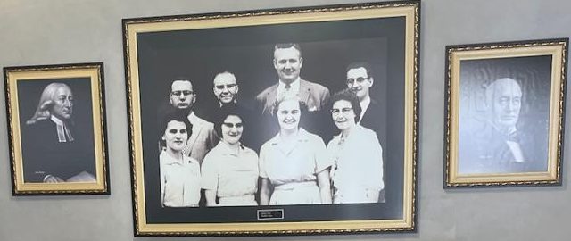 Memorial: parede de retratos históricos